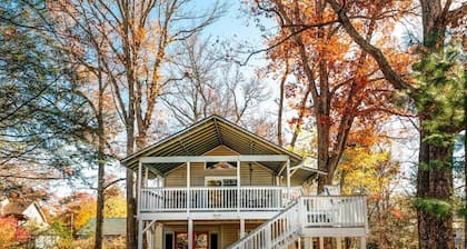 Downtown Treehouse | Walking Distance of Restaurants & Shops in Black Mountain!