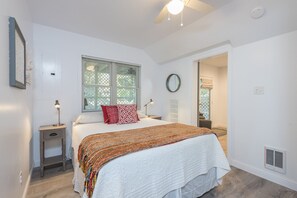 1 bedroom, iron/ironing board, free WiFi, bed sheets - Downtown Treehouse | Walking Distance of Restaurants & Shops in Black Mountain! (Black Mountain)