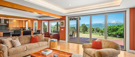 Smart-tv, tafelvoetbal, een tafeltennistafel en boeken