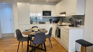 Wasserkocher mit Kaffee-/Teezubehör, Kühlschrank, Mikrowelle, Ofen