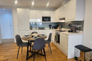 Coffee/tea maker, fridge, microwave, oven