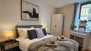 2 Schlafzimmer, Schreibtisch, Bügeleisen/Bügelbrett, Reisekinderbett