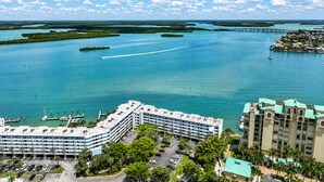 Un hôtel situé sur la côte, doté de plusieurs niveaux de stationnement, d’un port de plaisance et offrant une vue sur l’eau et les îles environnantes.