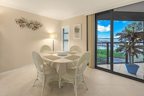 Dining - Marco Island Waterfront Condo. 2 Pools, River & Dolphin View, Walk to Everything (Marco Island)