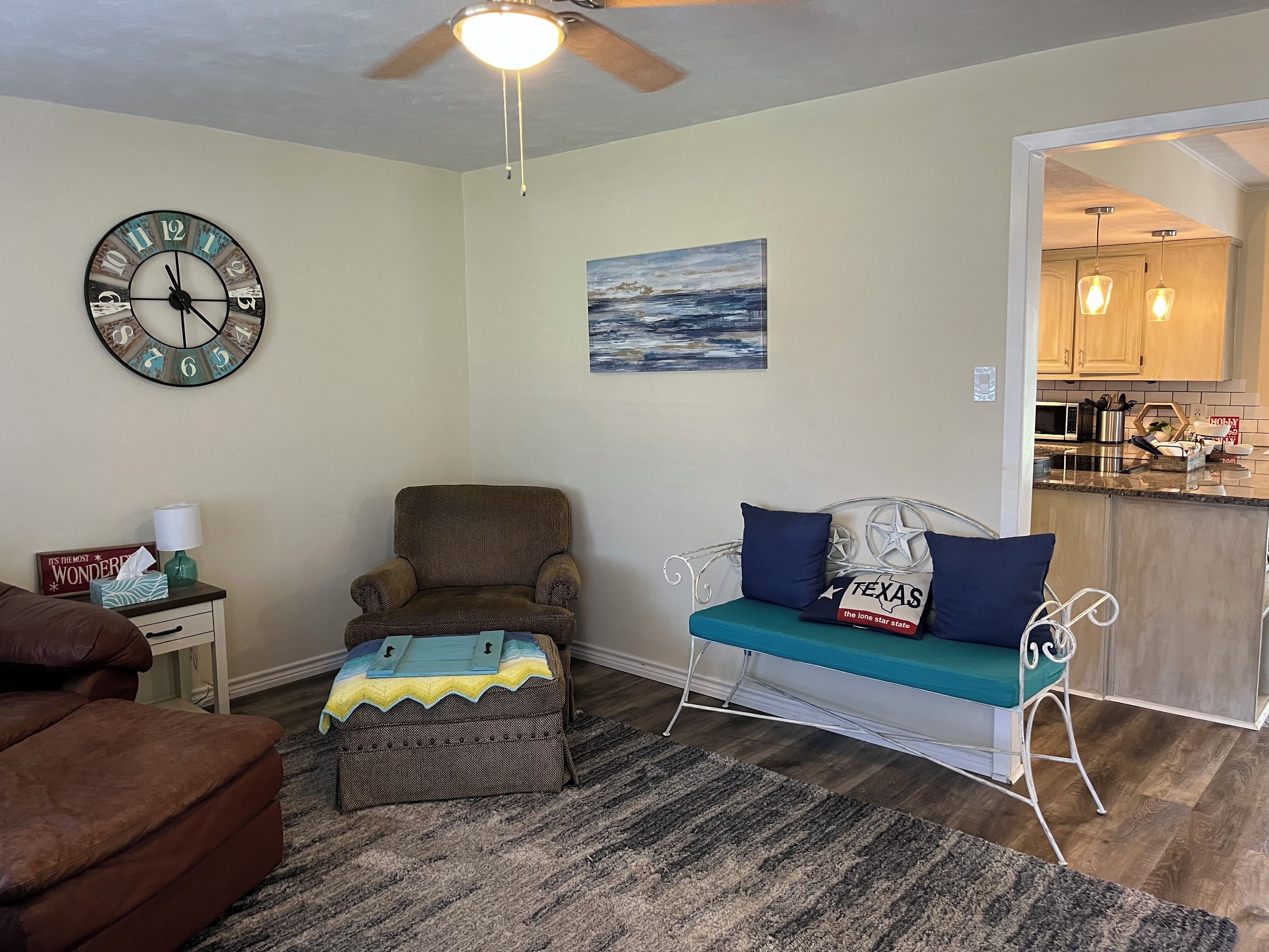 Cozy cottage, located in Bonham, close to attractions  including 2 nearby lakes.