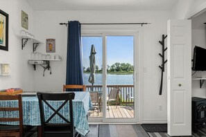 Mökki | Yksityinen keittiö | Mikroaaltouuni, keittoastiat/astiat/ruokailuvälineet