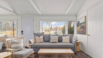 Cottage, vista lago | Area soggiorno | TV