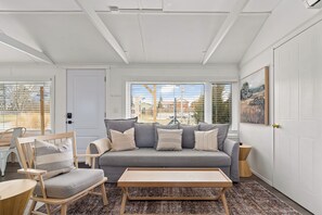 Mökki, järvinäköala | Oleskelualue | Televisio