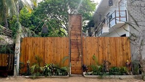 Front of property - The Pool Treehouse Hotel (Villa de Cos)