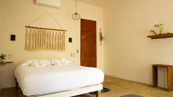 Habitación doble Confort, baño privado, vista a la alberca | Decoración personalizada y muebles diferentes