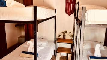 Dormitorio compartido básico, baño privado, vista a la alberca | Decoración personalizada y muebles diferentes