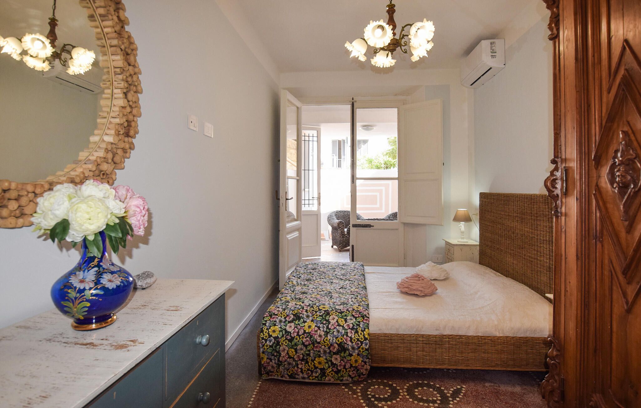 1 bedroom, travel crib