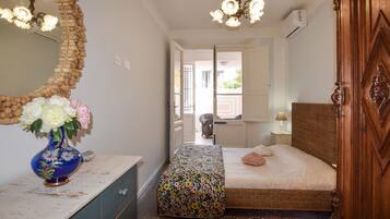 1 bedroom, travel crib