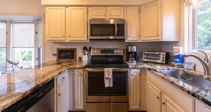 Camelia 2: Chetola Resort Amenities! Walk to Downtown Blowing Rock!