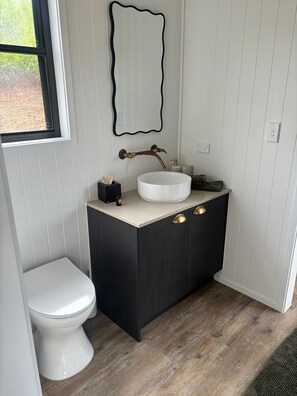 Standard Cabin | Bathroom - High Valley Dawn Permaculture Farm (Lammermoor)