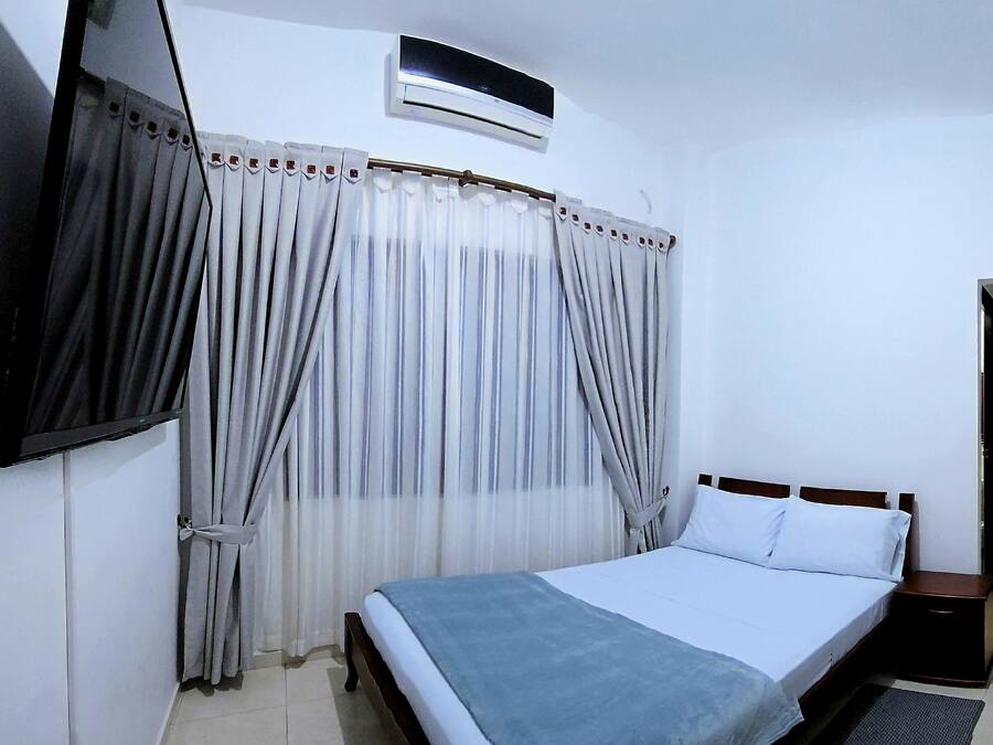 Schreibtisch, laptopgeeigneter Arbeitsplatz, kostenloses WLAN