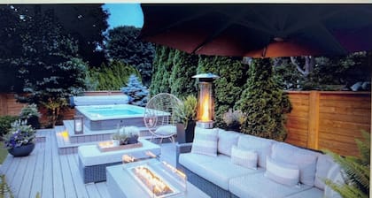 Serenity Villa
Luxury in Historic Old Town
17â Spa Pool
15 min from The Falls!