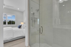 Shower, hair dryer, towels - Saona Cottage - Coastal Chic (Naples)