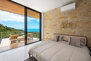 4 soverom, skrivebord, strykejern/-brett og reiseseng for barn