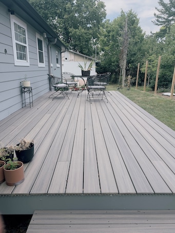 Outdoor dining. Cozy 1-bedroom apt in Victorian Era House minutes walking to Downtown Lexington