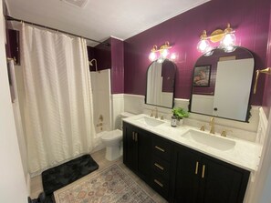 Hair dryer, towels, soap, toilet paper - Comfortable & Elegant Home  (Columbia)