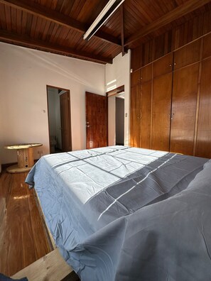 2 slaapkamers, een strijkplank/strijkijzer, wifi, beddengoed