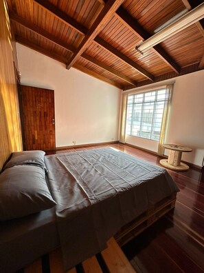 2 slaapkamers, een strijkplank/strijkijzer, wifi, beddengoed
