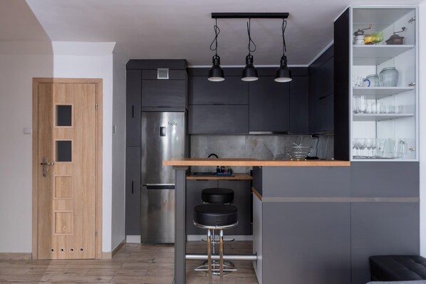 Fridge, microwave, oven, stovetop - Rybacka Pleasant Apartment (Wrocław)