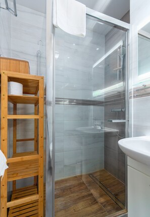 Douche, sèche-cheveux, serviettes fournies, savon
