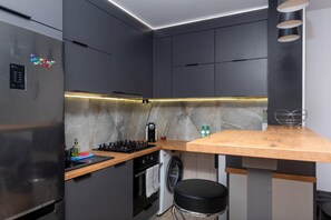 Geladeira, micro-ondas, fogão, cooktop