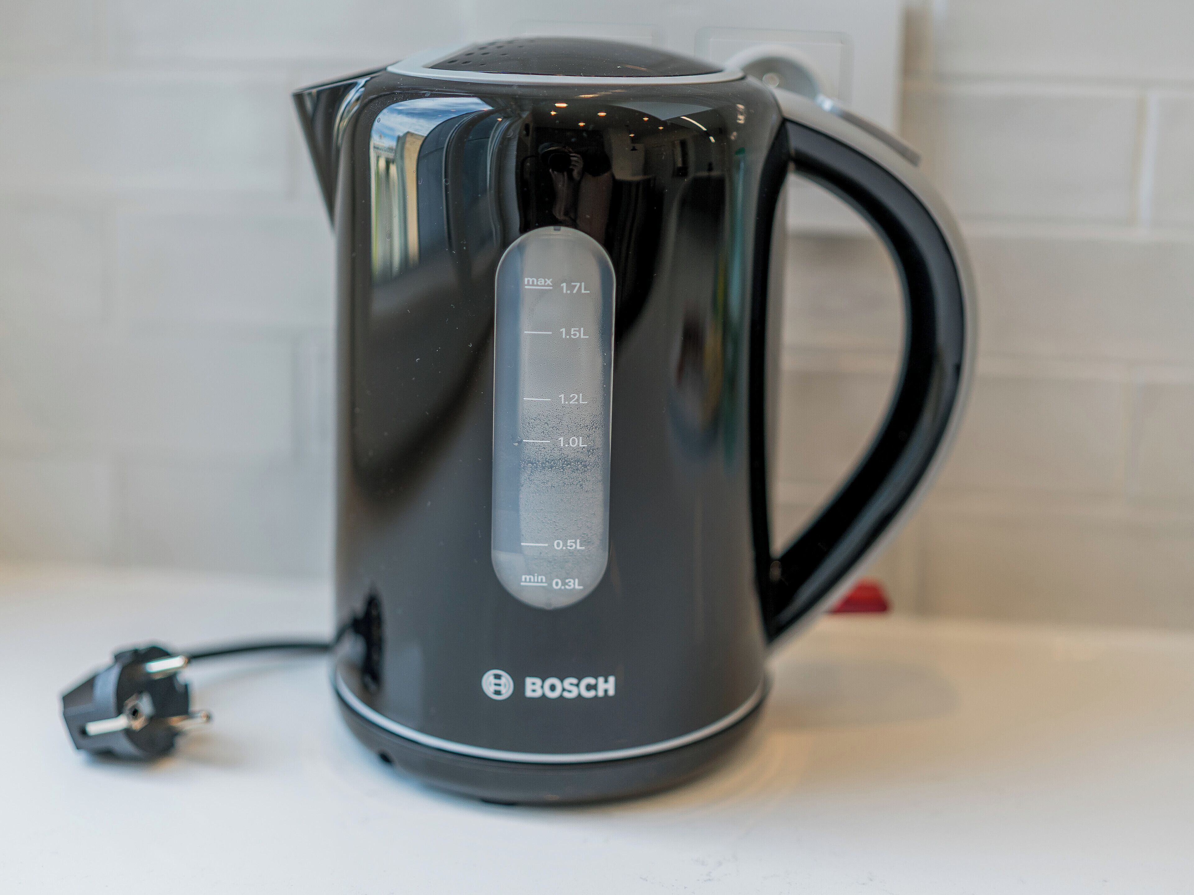 Een Bosch elektrische waterkoker met een digitale temperatuurmeter en een snoer.