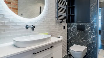 Douche, sèche-cheveux, serviettes fournies