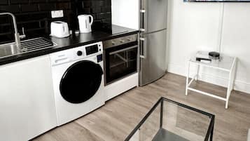 Een koelkast, een microgolfoven, een oven, een kookplaat