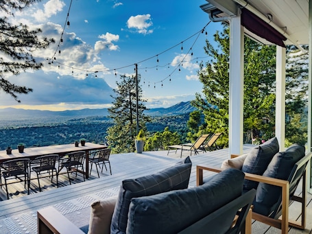 Outdoor dining. Breathtaking Hilltop Views - Spa, Sauna & Fire Pit