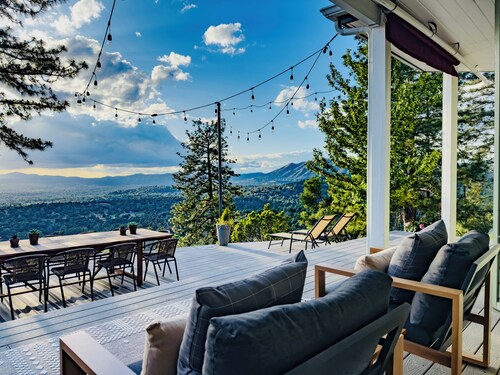 Hilltop Retreat: Hot Tub, Sauna, Fire Pit, Stunning Valley Views