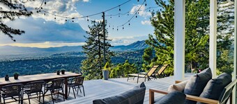 Hilltop Retreat: Hot Tub, Sauna, Fire Pit, Stunning Valley Views