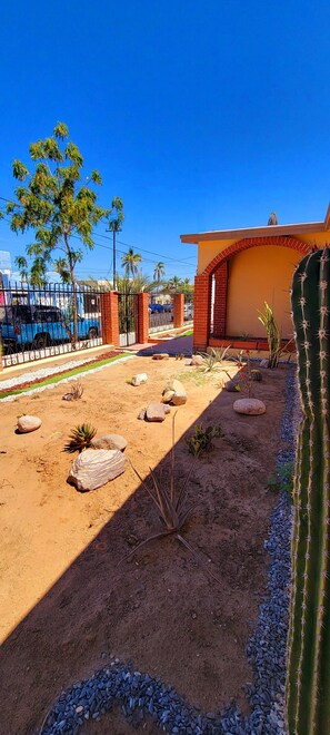 Property grounds - Charming 3-bedroom house in downtown La Paz with WiFi, AC and pool! (La Paz)