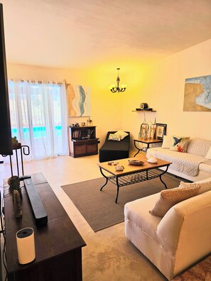 Smart TV - Charming 3-bedroom house in downtown La Paz with WiFi, AC and pool! (La Paz)