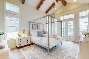 5 quartos, ferros/tábuas de passar roupa, acesso à internet