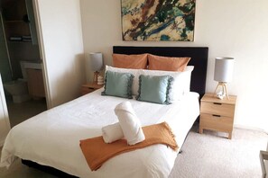 2 bedrooms, desk, WiFi