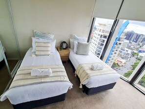 2 bedrooms, desk, WiFi