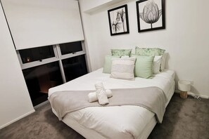 3 bedrooms, desk, iron/ironing board, travel cot - 3BR Skyline Oasis w River Views+Gym+Carpark+WIFI (Brisbane City)