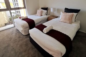 3 habitaciones, escritorio y tabla de planchar con plancha
