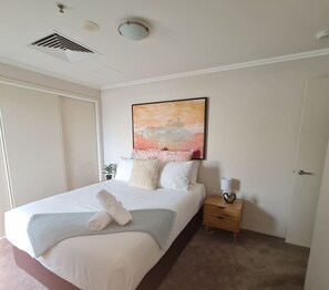 3 عدّة غرف نوم ومكواة/لوح كي وواي فاي وملاءات أسرّة