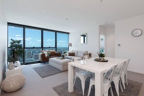TV - Amazing Views Spacious Living in Skytower, Carpark (Brisbane City)