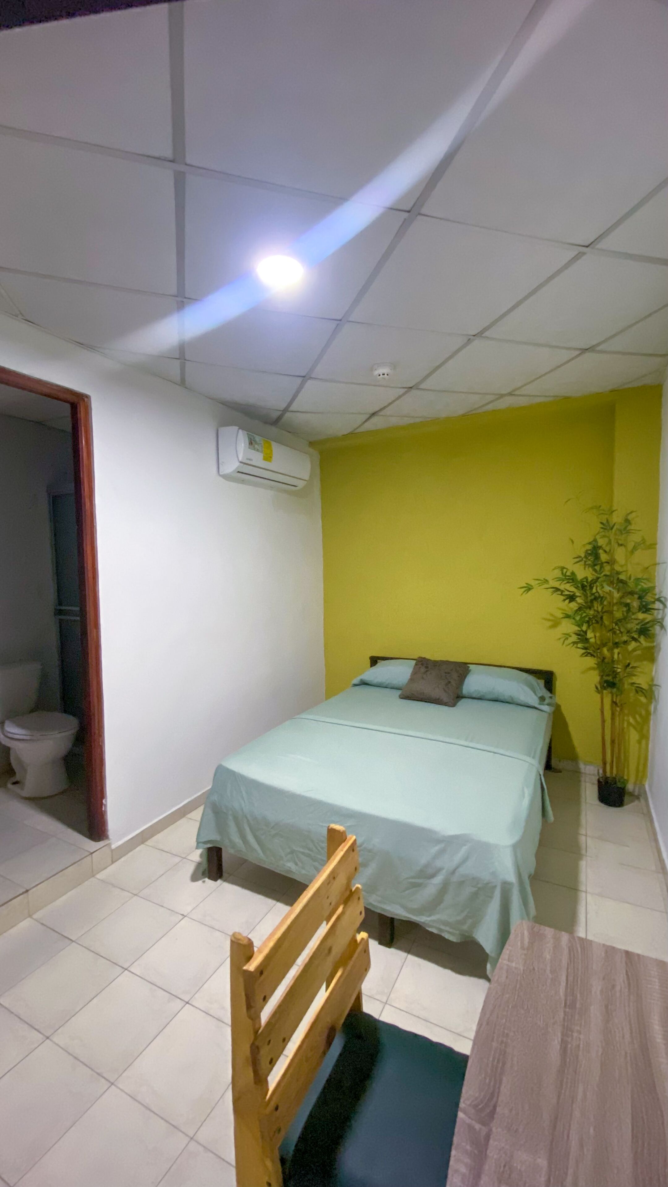 9 quartos, ferros/tábuas de passar roupa, Wi-Fi, roupa de cama