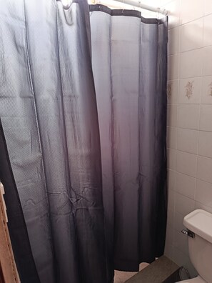 Shower, hair dryer, towels, soap - Hostal Cigarra (Panamá)