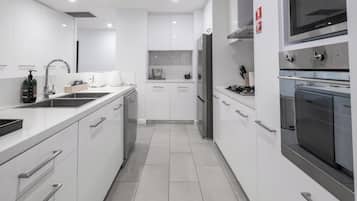 Refrigerador con freezer, microondas, horno, placa de cocina