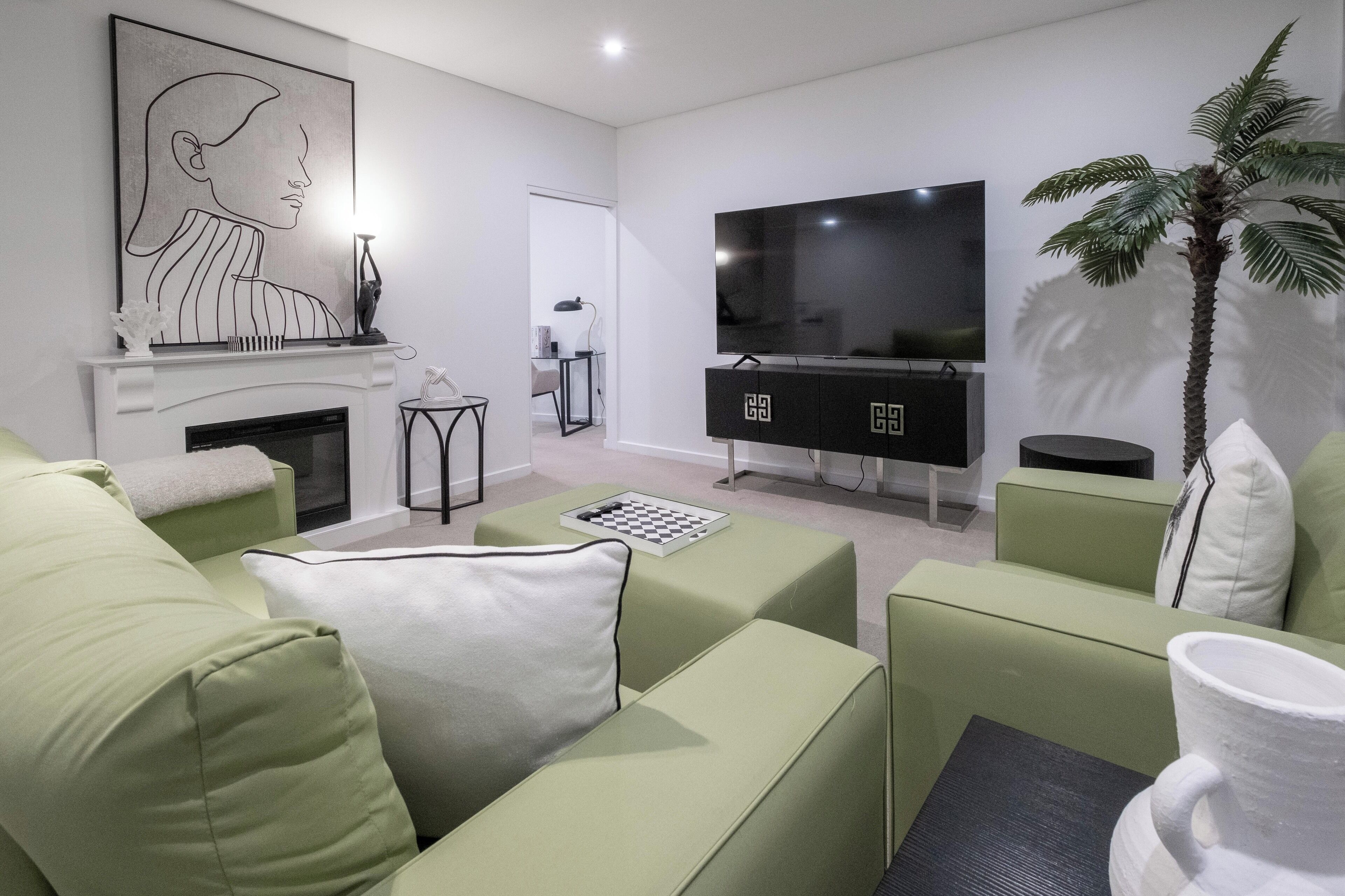 Apartamento, 4 quartos | Área de estar | Smart TV, lareira