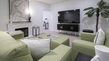 Apartamento, 4 quartos | Área de estar | Smart TV, lareira